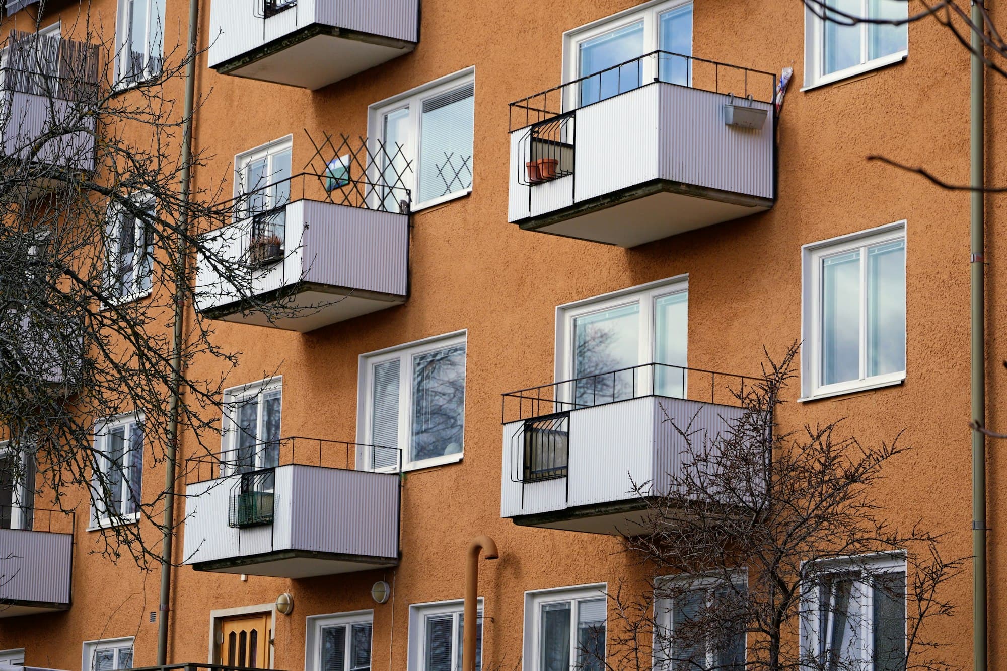 Flerbostadshus med balkonger